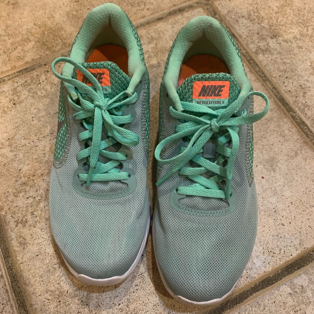 Nike revolution 3